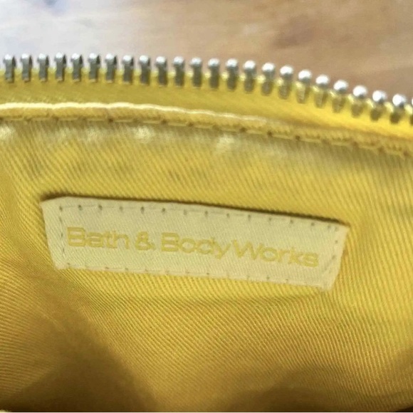 🍀NWT Bath & Body Work cosmetic pouch - Picture 5 of 5